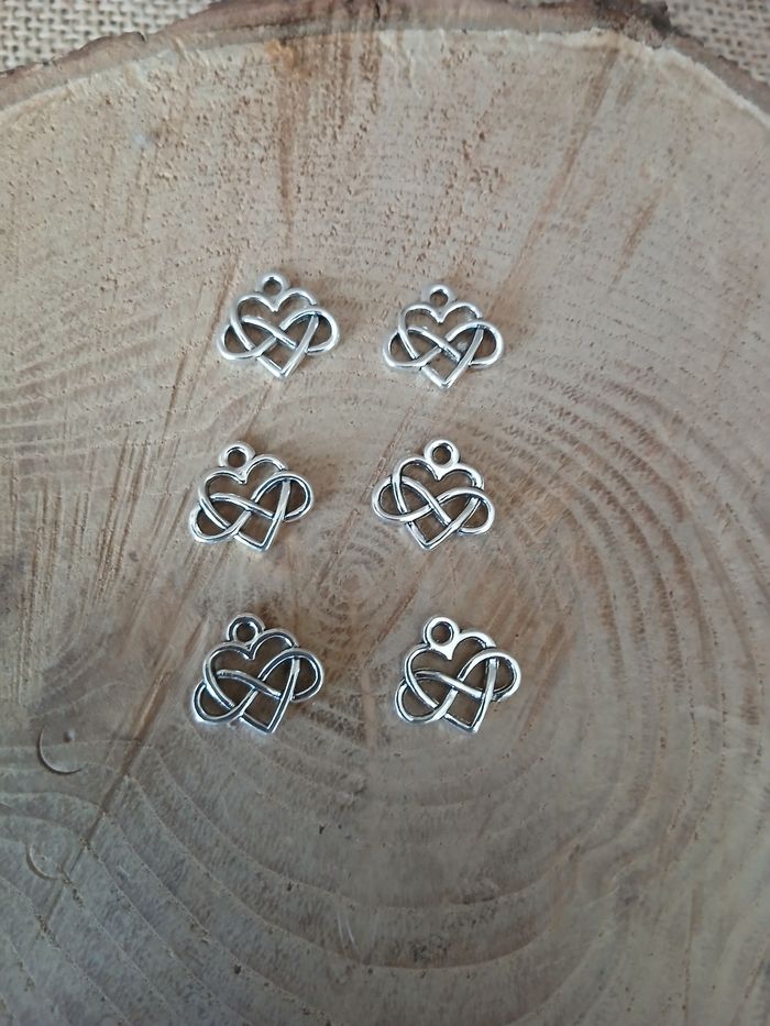 Lot de 16 pendentifs coeurs infinie