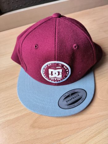 Casquette bordeau et grise