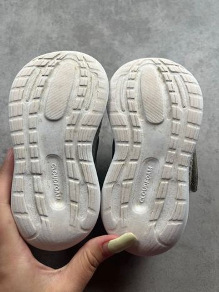 Chaussure adidas taille 23 - photo numéro 2