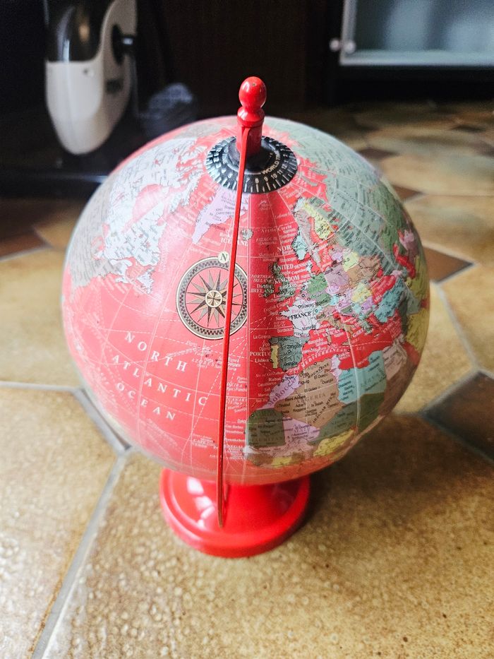 Mapemonde rouge Maisons du monde - photo numéro 2