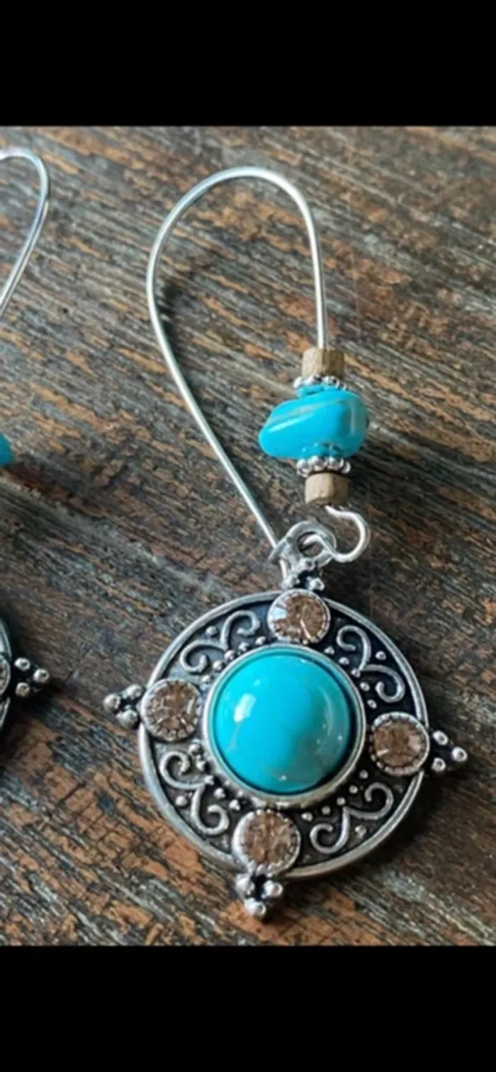 Magnifique paire de boucles d’oreilles avec strass, perles et turquoise - photo numéro 3