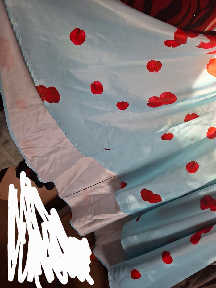 Robe bustier bleue avec pétales rouges - photo numéro 3