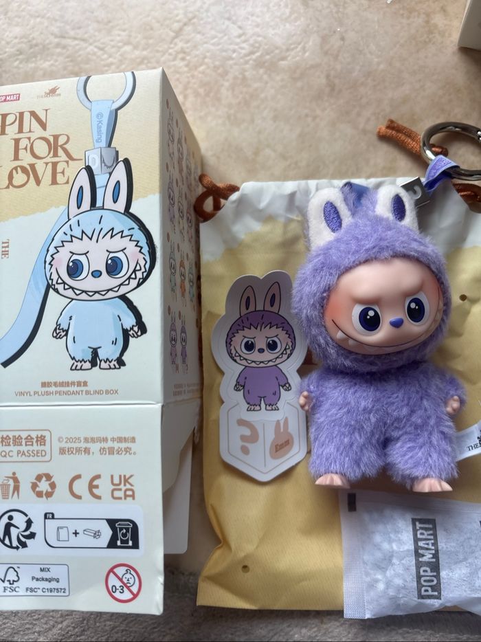 Labubu pin for love « ? »