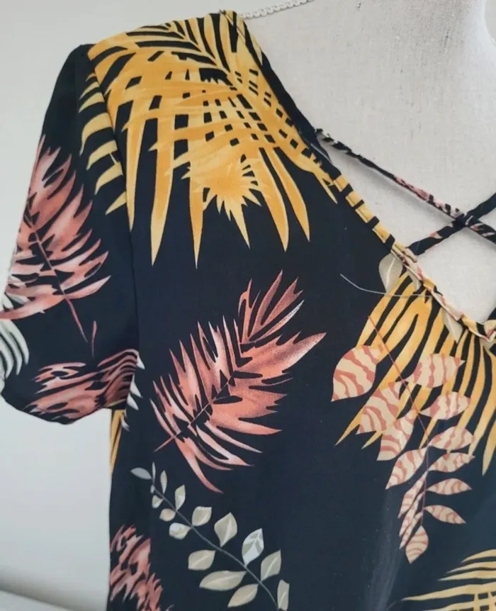 Robe courte noire motifs feuilles jaune et rose corail Taille 40 - photo numéro 3