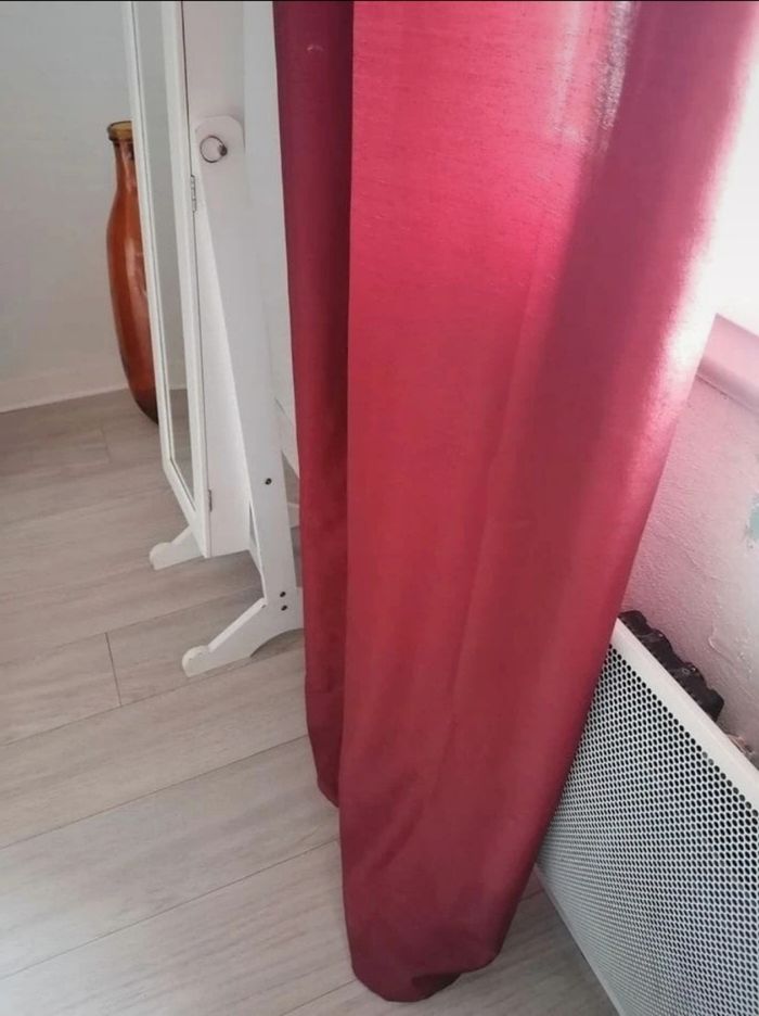 Jolie paire de rideaux rouge bordeaux semi occultant avec anneaux bronze
Marque heytens - photo numéro 4