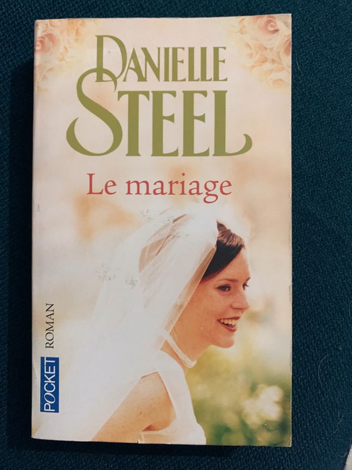 Livre de poche roman Danielle Steel  Le mariage parfait état