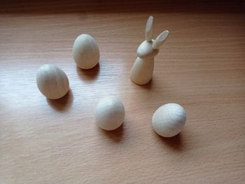 Lot de 5 figurines en bois - Lapin & oeufs de Pâques