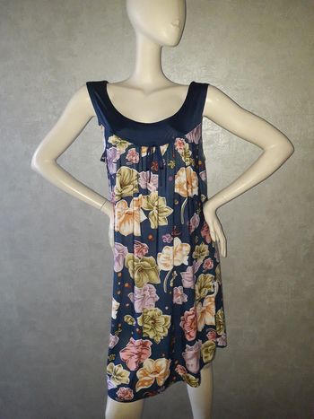 robe bleu marine et fleurie taille 46/48