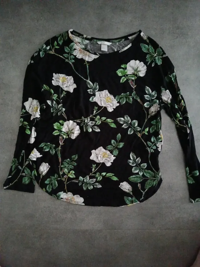 Tee shirt manches longues H&M fleurs blanches fond noir T.M - photo numéro 2