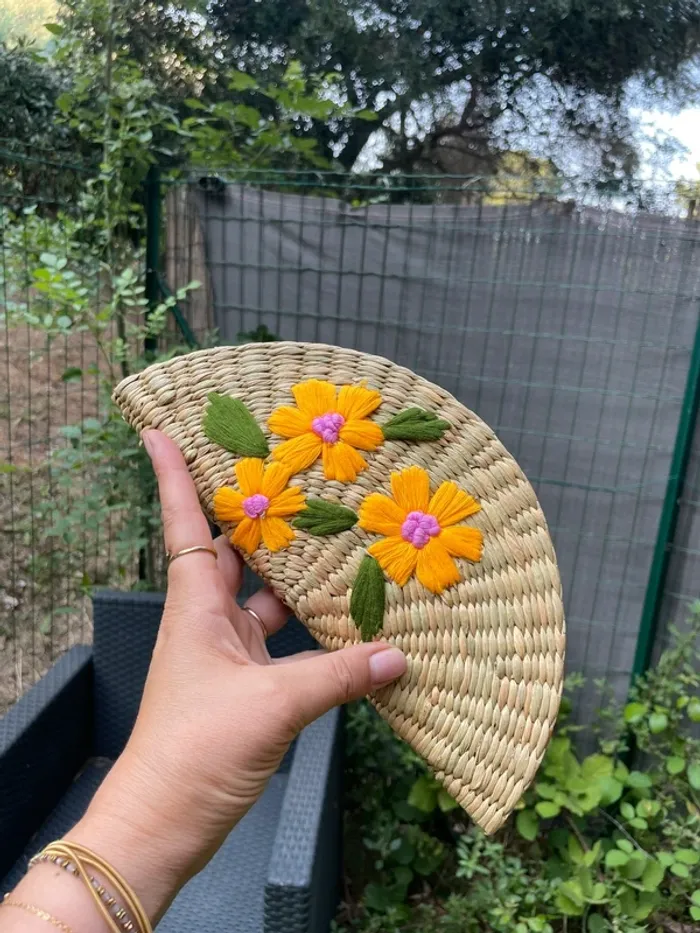 Jolie petite pochette en osier et broderie de fleurs