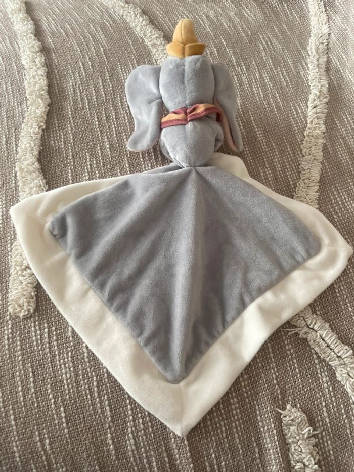Peluche doudou plat mouchoir 38cm Disney dumbo éléphant gris parfait état - photo numéro 2