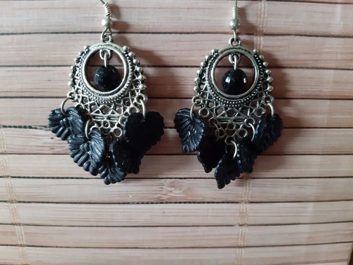 Jolie paire de boucles d'oreilles noires et argentées
