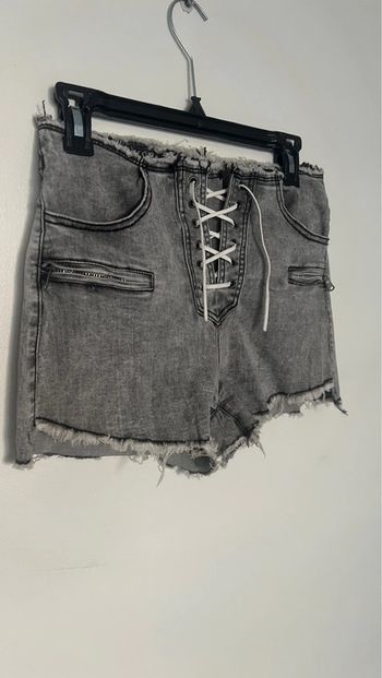 Short en jean gris en parfait état taille 38 marque daysie