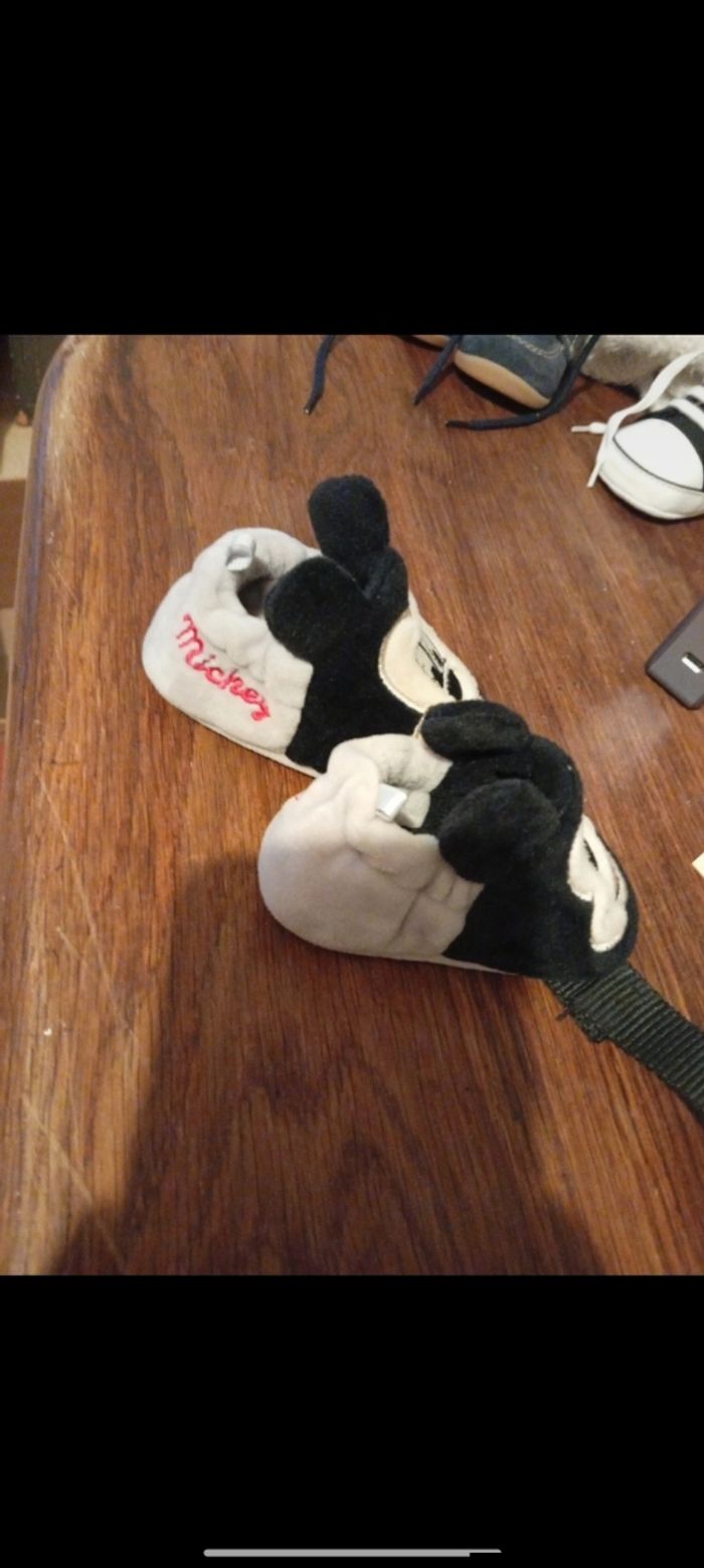 Chausson Mickey taille 6 mois - photo numéro 3