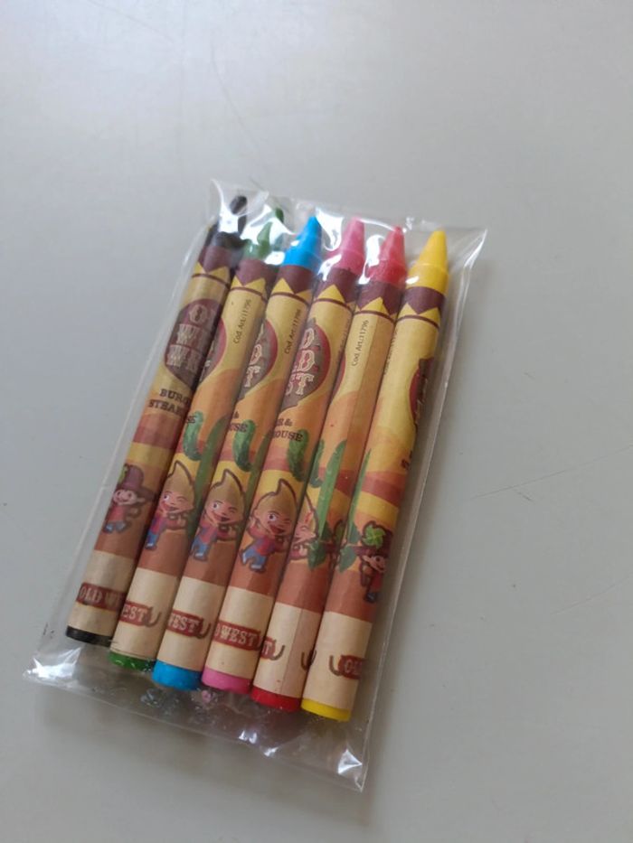 Lot crayon et jouet - photo numéro 4