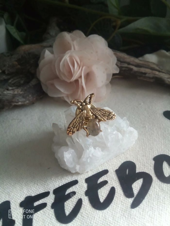 Broche pin's abeille 🐝 dorée et pierre de labradorite - photo numéro 3