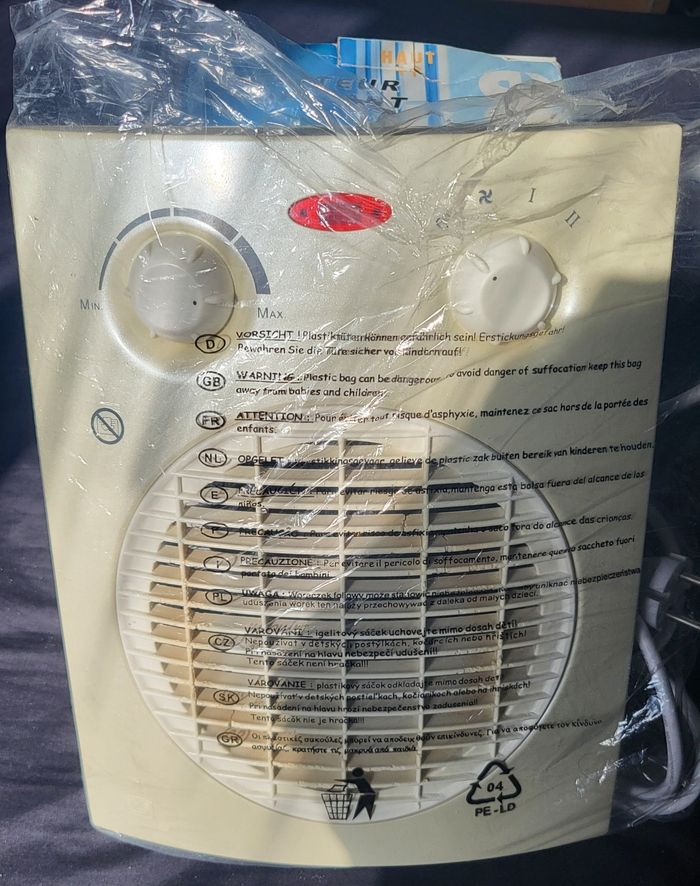 Chauffage- Radiateur ou ventilateur d'appoint attention bien lire l'annonce svp, 
✋️il fonctionne parfaitement par contre prévoir un nettoyage de l'interieur.💪
Prix : 10 euros
Envoi possible ou remise en main propre à Rueil-Malmaison (place - photo numéro 3