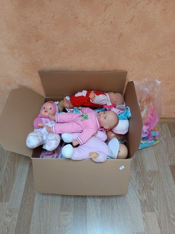 Cartons de poupons avec accessoires 