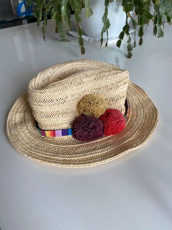 Chapeau de paille à pompons