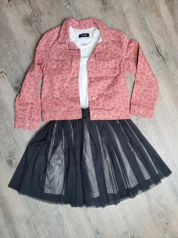 Lot 8 ans veste en jean et jupe noire tulle