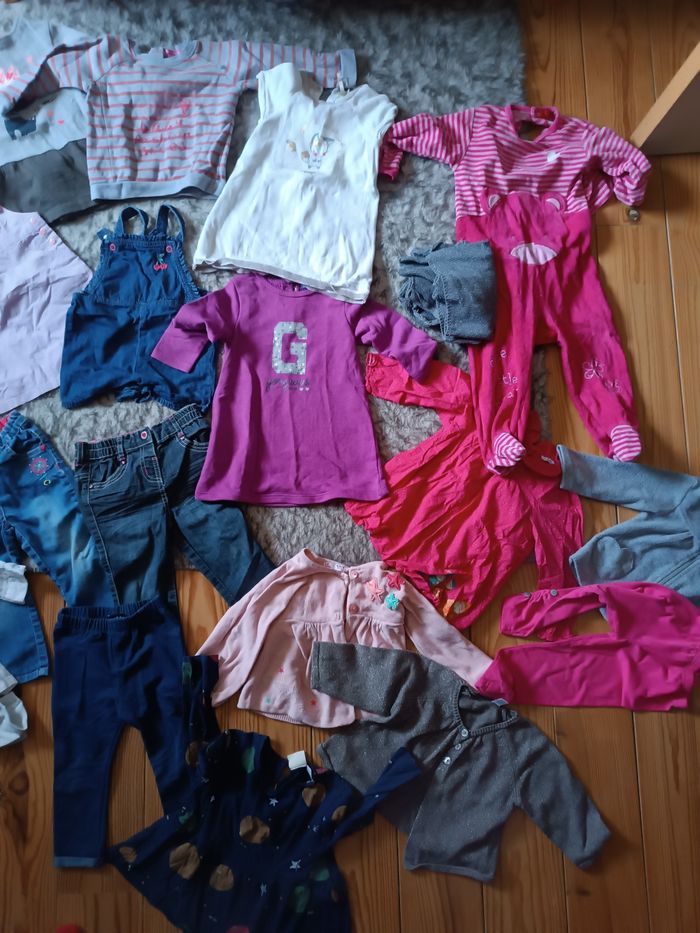 Lot de plus de 60 vêtements fille 18-24 mois en parfait état ou comme neuf.