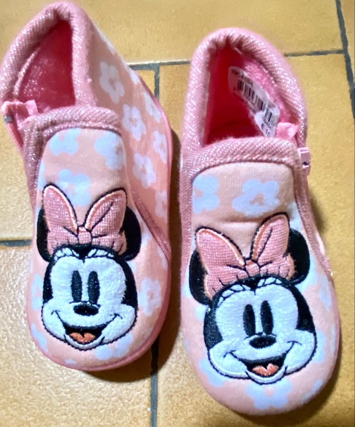 Paire de chausson taille 19 couleur rose et blanche motif Minnie marque Disney bon état - photo numéro 2