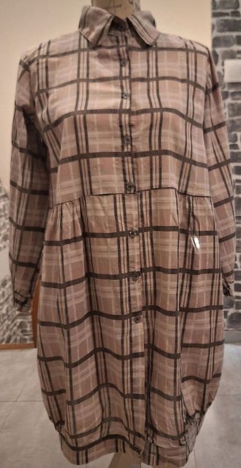 Robe tablier taille L toute boutonnée grise et mauve à carreaux