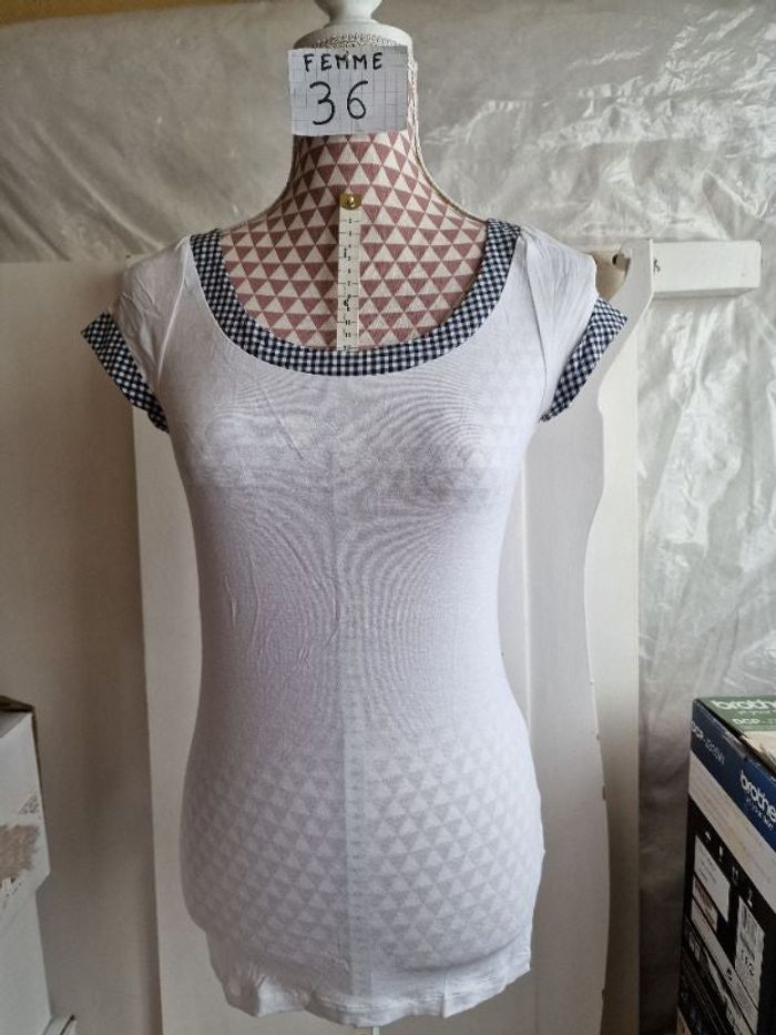 Tee-shirt, blanc avec manches col et nœud arrière petit carreaux marine, en coton, en très très bon