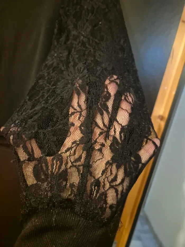 Pull noir avec manche en dentelle - photo numéro 3