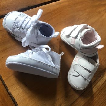 Deux paires de petites chaussures