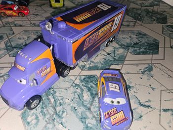 Disney Pixar Cars véhicule Camion Transporteur octane gain 19 + voiture cars