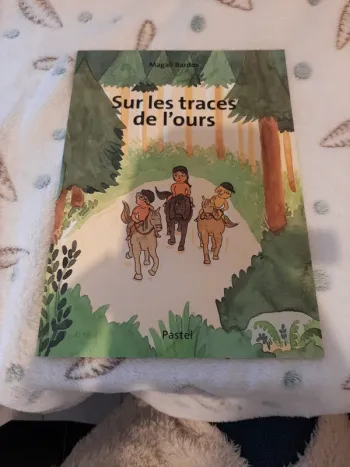 Livre sur les traces de l'ours neuf école des loisirs