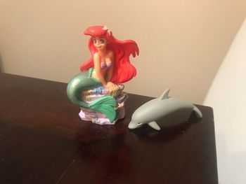 Figurine princesse ariel la petite sirène et son dauphin 🐬