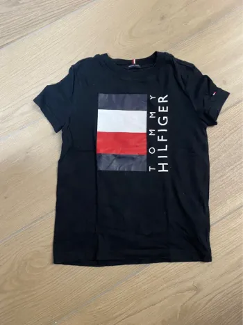 T shirt neuf tommy Hilfiger 7 ans