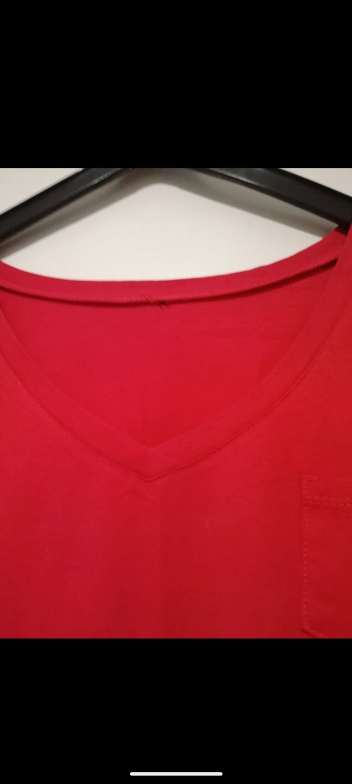 Beau tee shirt rouge col V. Taille 44/46 - photo numéro 3