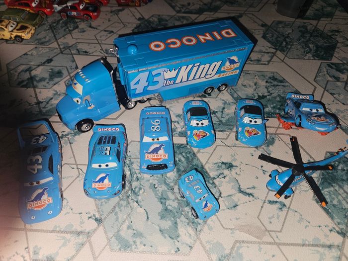 Disney Pixar Cars véhicule Camion Transporteur dinoco king 43 + toutes les voitures