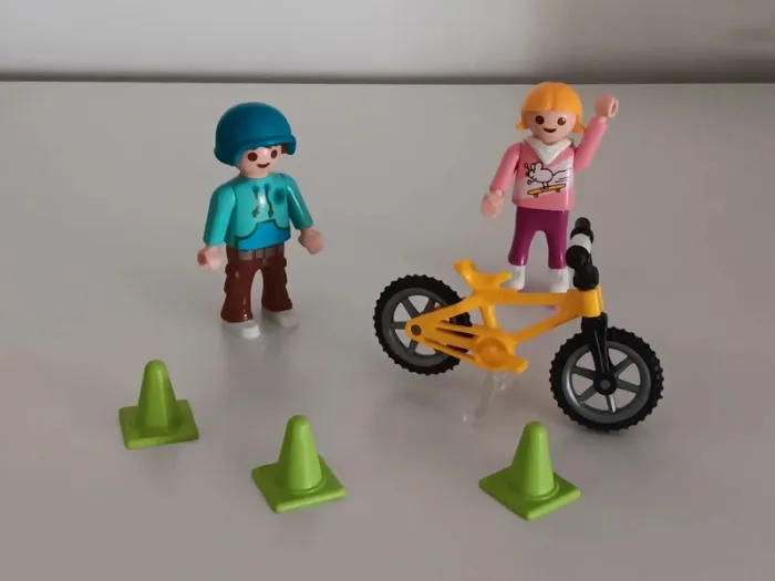 Enfants qui jouent playmobil - photo numéro 11