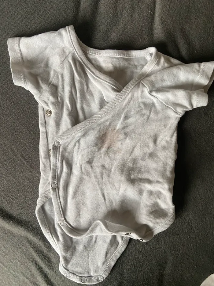 Lot bodies 1 mois - photo numéro 4