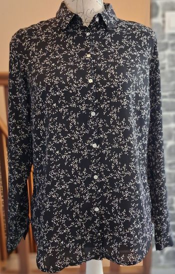 Chemise noire imprimée de beige