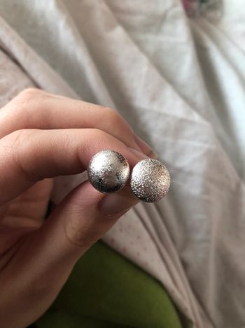 Boucles d’oreilles argentées.