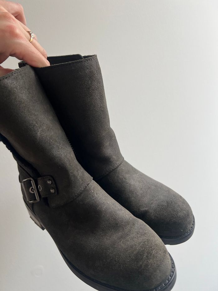 Boots bottines grises daim cuir suédée motardes biker UGG - photo numéro 3