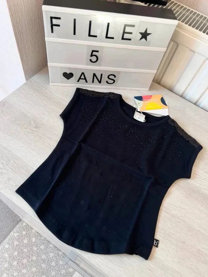 Magnifique T shirt Boboli noir sequins 5 ans neuf