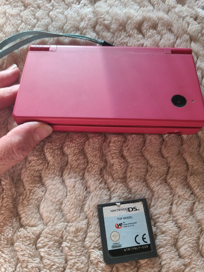 Vends Nintendo ds light rose fushia  avec un jeu et la carte r4 contenant plein de jeux , vendu sans chargeur - photo numéro 2