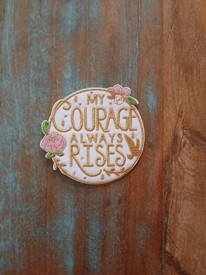 Ecusson feministe "Mon courage s'élève toujours" - photo numéro 3