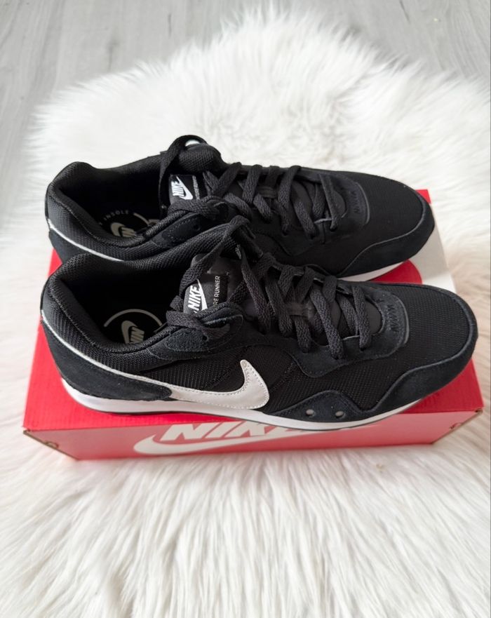 Baskets Nike Venture Runner – Taille 44,5 – noir/blanc – Neuf avec étiquette - photo numéro 5