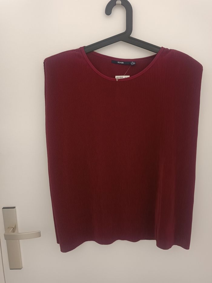 Top blouse sans manches plissé bordeau avec épaulettes

Kiabi

Taille M

Neuf avec étiquette - photo numéro 2