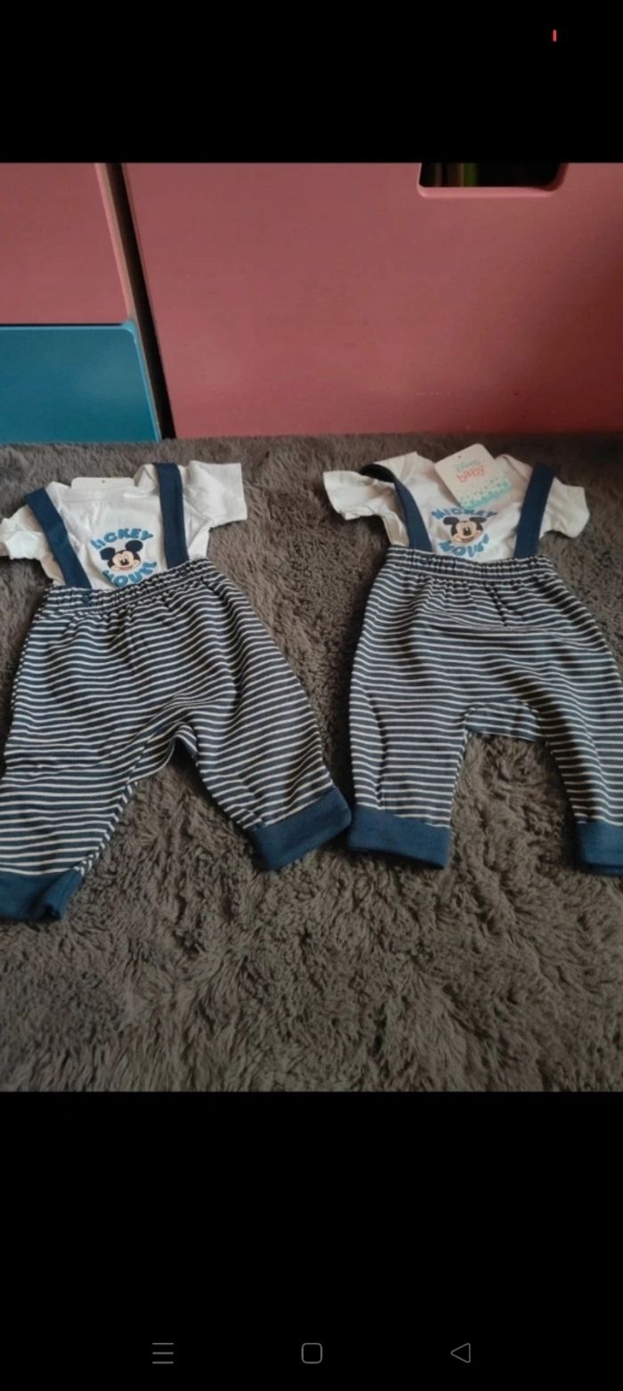 2 pantalons bodies 1 mois Mickey neuf