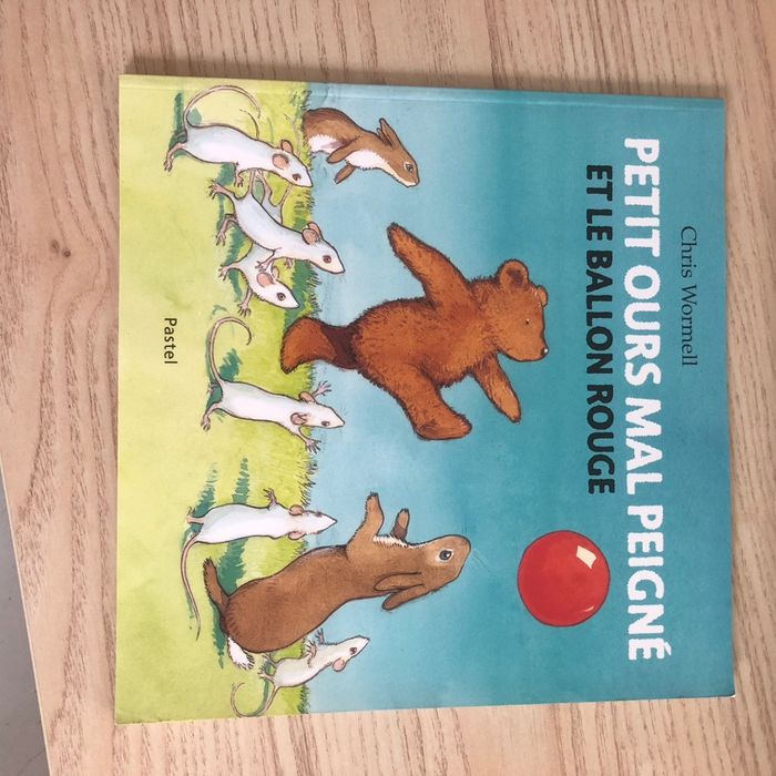 Livre petit ours mal peigné et le ballon rouge