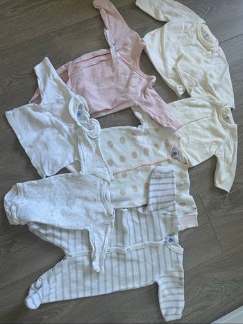 Lot de la marque Petit Bateau taille naissance/1 mois
