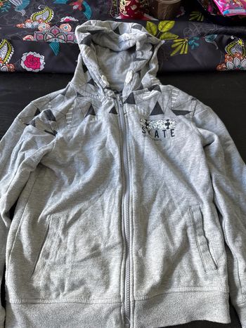 Veste jogging a capuche